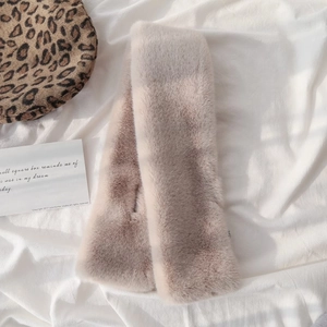 Dettaglio dello scaldacollo in peluche beige in finta pelliccia con design a fessura