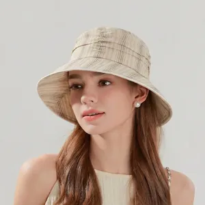 Gestreifter Plissee-Sonnenhut für Damen mit breiter Krempe in beige-braunem Webmuster