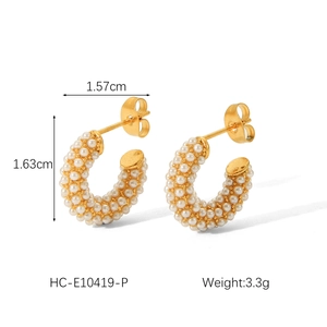 Detailed dimensions of C-shaped gold-plated earrings with pearls measuring 1.57cm by 1.63cm