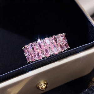 Bague en argent avec trois rangées de pierres roses en forme de poire sur écrin en velours