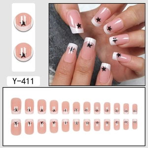 Set unghie finte French Y-411 rosa con stelle nere e punte bianche dal design chic