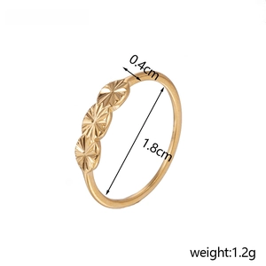 Detailed size chart showing 1.8cm diameter and 0.4cm width for the gold ring