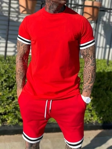 Détail d'un ensemble sport rouge avec bandes contrastées et short à cordon ajustable