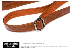 Détail de la bandoulière en cuir marron réglable avec boucle en métal argenté du sac