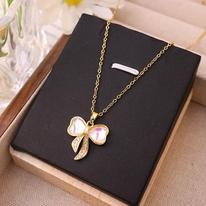 Collana con ciondolo a farfalla iridescente in oro con zirconi cubici scintillanti