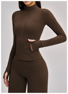 Détail de la veste de yoga pour femme avec passe-pouces et poches zippées en marron foncé brossé