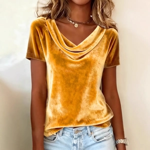 Camiseta elegante de terciopelo dorado para mujer con cuello drapeado y acabado brillante