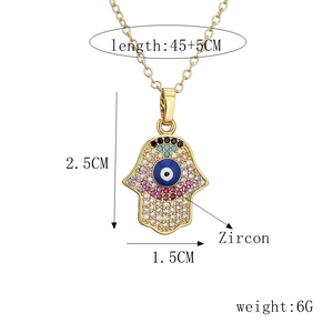 Détails du collier main de Fatma dorée avec zircons colorés et dimensions précises