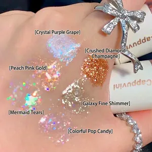 Muestras de sombra de ojos líquida brillante en seis tonos desde rosa a dorado en mano