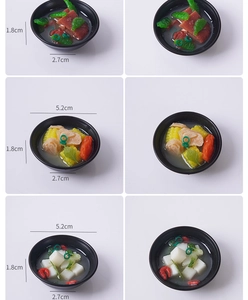 Détail d'un ensemble de nourriture miniature avec bols à soupe et dimensions de 5,2 cm