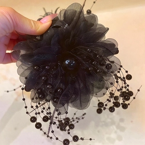 Pince à cheveux élégante avec fleur en résille noire et glands en perles