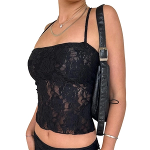 Nahaufnahme der floralen Spitzenstruktur und Details des schmalen bauchfreien Camisoles