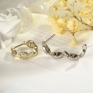 Boucles d'oreilles créoles chaîne nez de porc en zircons dorés et argentés avec roses