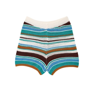 Detailansicht der bunt gestreiften Häkel-Strickshorts mit elastischem hohem Bund