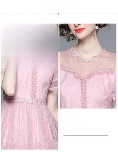 Detailansicht eines rosa Spitzenkleides mit Perlen am Ausschnitt und schmaler Taille