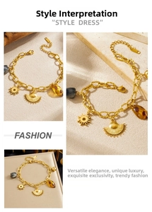 Dettaglio ravvicinato del bracciale a catena dorata retrò con ciondoli sole e ambra