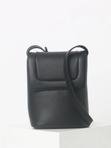 Sacoche de téléphone en cuir souple noir avec rabat et bandoulière de style minimaliste