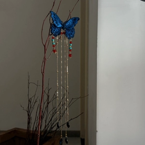 Barrette vintage papillon brodé bleu avec longues franges dorées et perles colorées