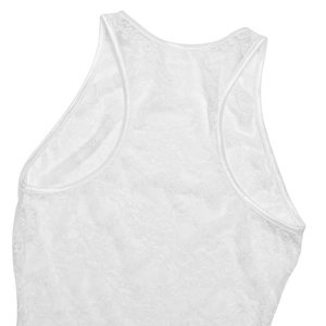 Vue détaillée du gilet en dentelle blanche montrant les motifs floraux et la texture