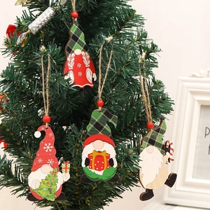 Set mit vier hölzernen Weihnachtsgnom-Anhängern mit Karomustern und rustikaler Schnur