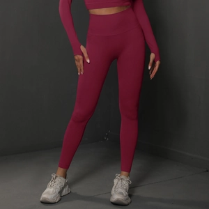 Détail de legging de yoga sans couture taille haute et manches avec passe-pouce