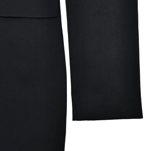 Dettaglio ravvicinato della trama del tessuto nero del blazer e della sartoria esperta