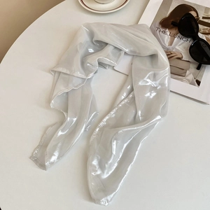 Vue détaillée du foulard argenté liquide Y2K présentant une texture de tissu métallique