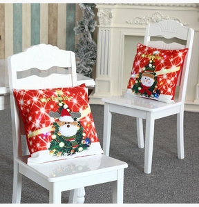 Détail d'une taie d'oreiller de Noël à LED avec broderie de renne et de bonhomme de neige