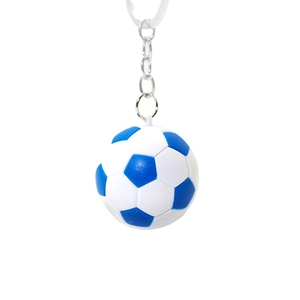 Mini porte-clés ballon de football bleu et blanc avec anneau métallique sur fond blanc