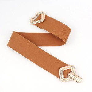 Détail de la ceinture élastique marron avec boucles métalliques géométriques dorées