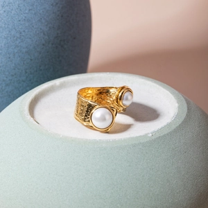 Unregelmäßiger 18k vergoldeter Edelstahlring mit Hammerschlag-Textur und weißen Perlen