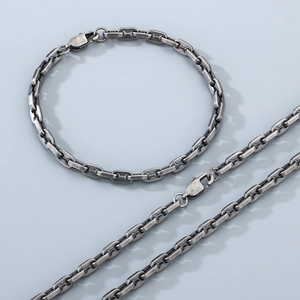 Detailed view of hip hop pig nose link chain necklace and bracelet with lobster clasp