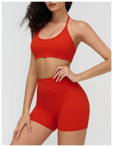 Gros plan sur le soutien-gorge de yoga rouge à licou et le short à taille haute