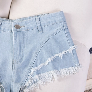 Dettaglio degli shorts di jeans azzurri con bordi sfrangiati e design a vita alta