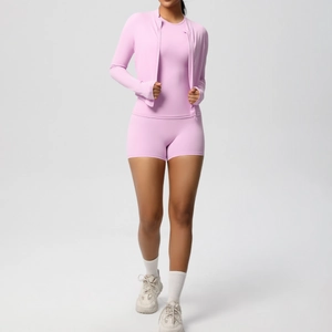 Détail de l'ensemble de yoga 3 pièces pour femme en tissu de sport rose coupe ajustée