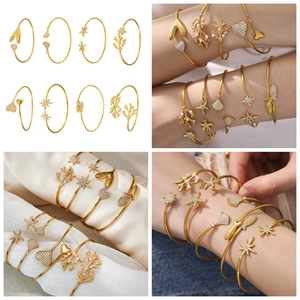 Détails de bracelets dorés thème marin avec breloques étoile de mer et corail poli