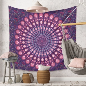 Détail de la tapisserie mandala bohème violette décorant un mur pour un salon chaleureux