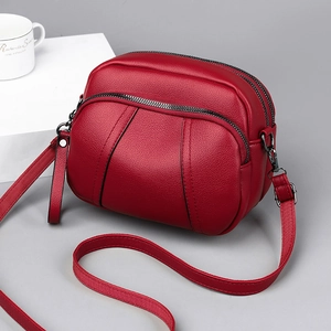 Borsa a tracolla rossa con cerniere multiple e trama in pelle a grana di litchi