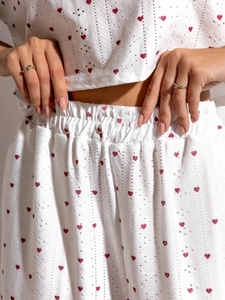 Détail de l'ensemble deux pièces blanc à motifs cœurs rouges et dentelle ajourée