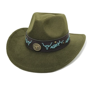 Détail d'un chapeau de cow-boy en laine vert olive avec bandeau en similicuir et emblème