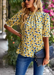 Détail du haut à fleurs à manches courtes avec design pétale et motif floral jaune