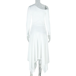 Détail d'une robe blanche asymétrique à manches longues et ourlet irrégulier