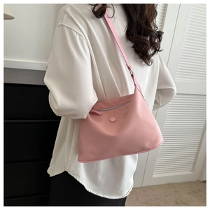 Détail du sac à bandoulière en tissu oxford rose avec fermeture éclair et sangle