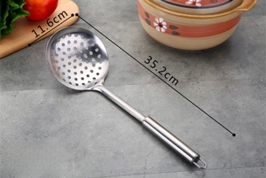 Dettaglio macro della schiumarola in acciaio inox con fori tondi e manico di 35,2 cm