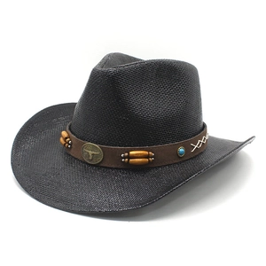 Cappello da cowboy in paglia nera con tesa larga ed emblema di testa di toro