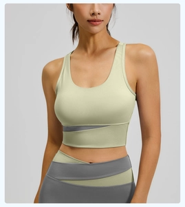 Détail du tissu bicolore vert sauge et gris foncé du soutien-gorge de sport à fort impact