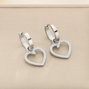 Détails de boucles d'oreilles cœur en argent avec cristaux pavés et finition polie