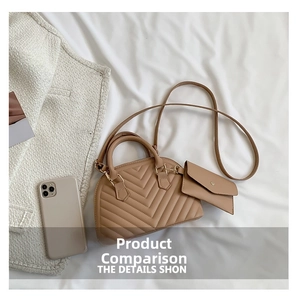 Détail de sac cabas matelassé avec bandoulière et mini pochette assortie