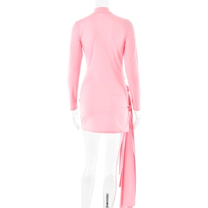 Vue arrière d'une mini-robe rose à manches longues avec détail de nœud latéral et coupe ajustée
