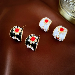 Boucles d'oreilles vintage en C avec perles d'imitation et émail floral doré